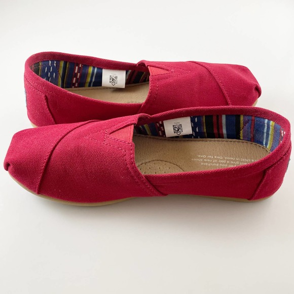 Tom’s Women’s Red Canvas Moccasin Flats - Picture 7 of 9